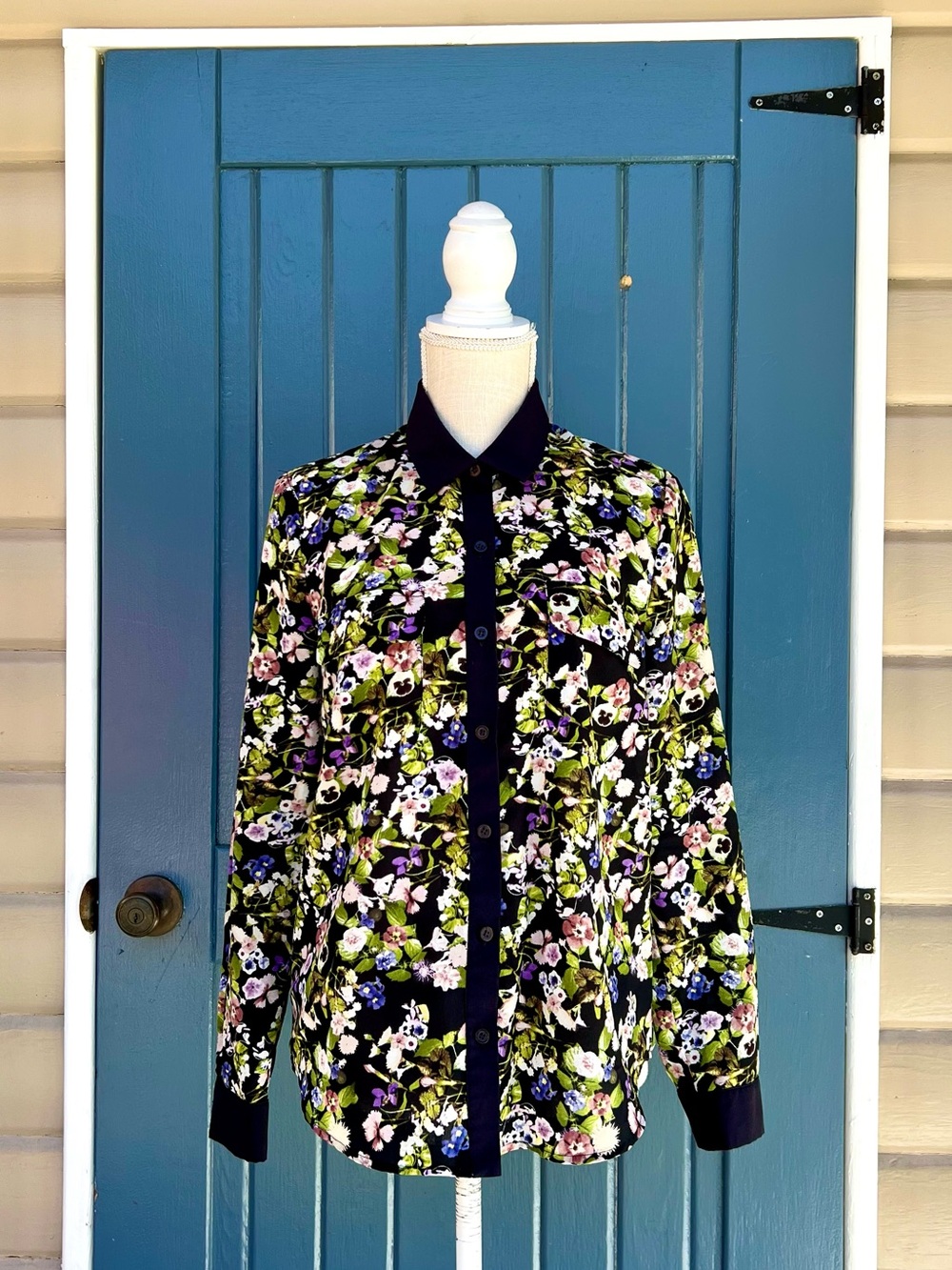 Coincidence & Chance Black
Blue Floral Button Down Blouse
Shirt Sz M